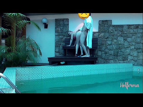 ❤️ Baas nooi bediende swembad toe, maar kon nie 'n warm weerstaan nie ❤ Porno by ons